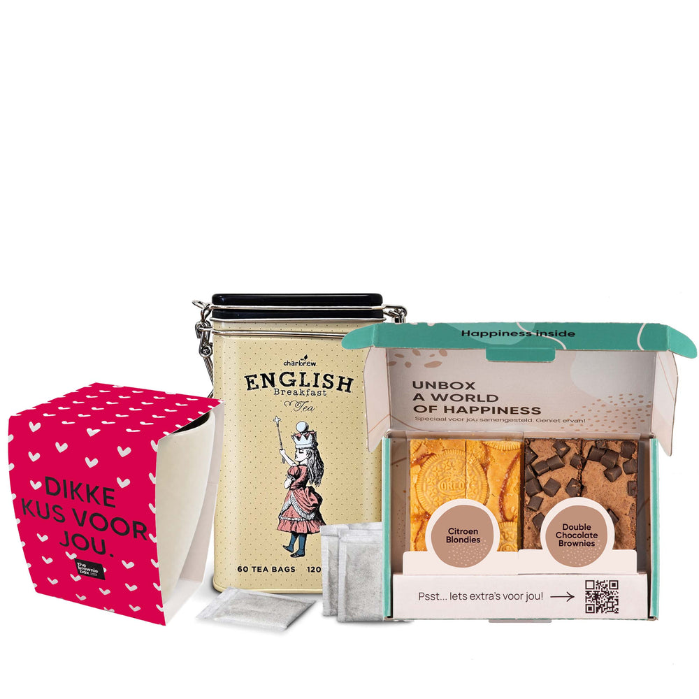 Cadeaupakket ‘Dikke kus voor jou’ met mok, English Breakfast Tea, Citroen Blondies en Double Chocolate Brownies met witte achtergrond.