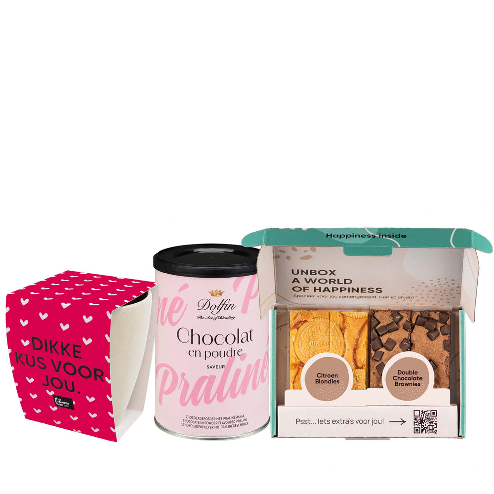 mok met dikke kus voor jou sleeve, een doosje met praliné chocolademelk poeder en een doosje met brownies op een witte achtergrond.