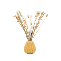 Klein beige bosje droogbloemen