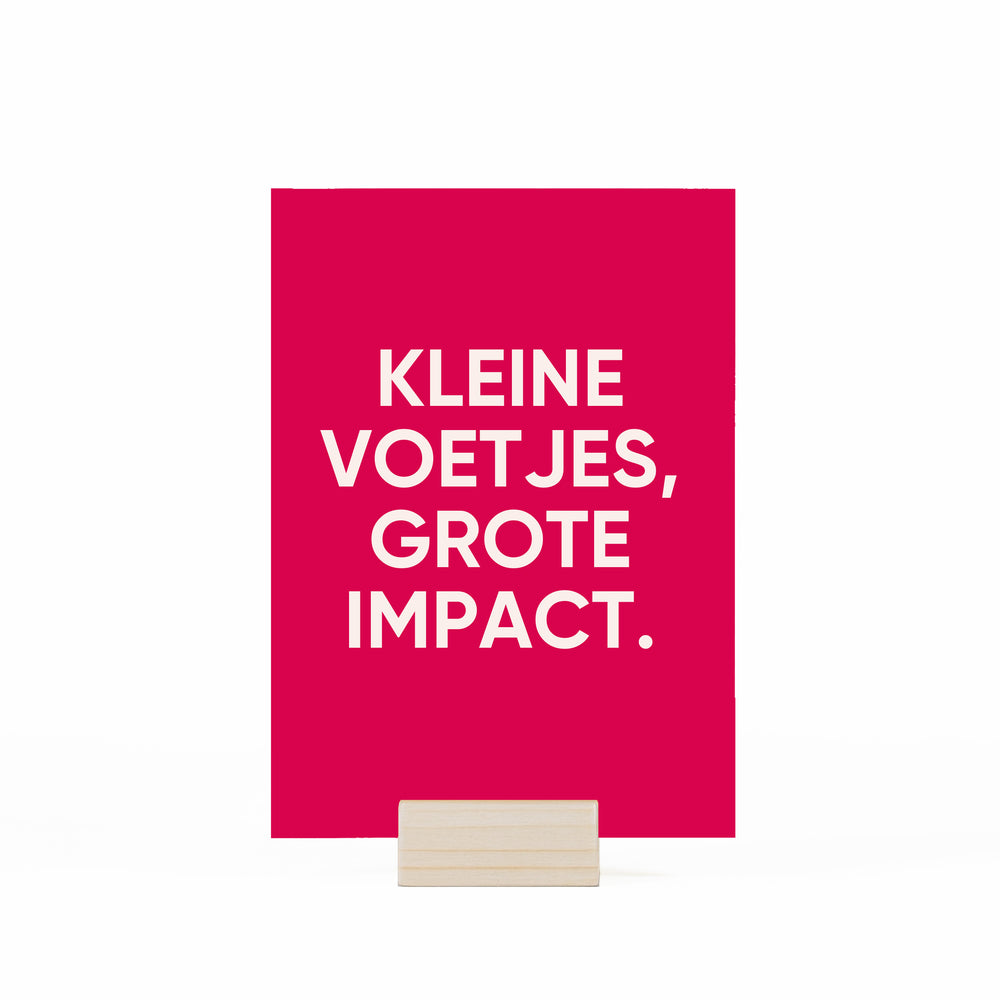 kleine voetjes, grote impact kaart in kaartjeshouder op witte achtergrond