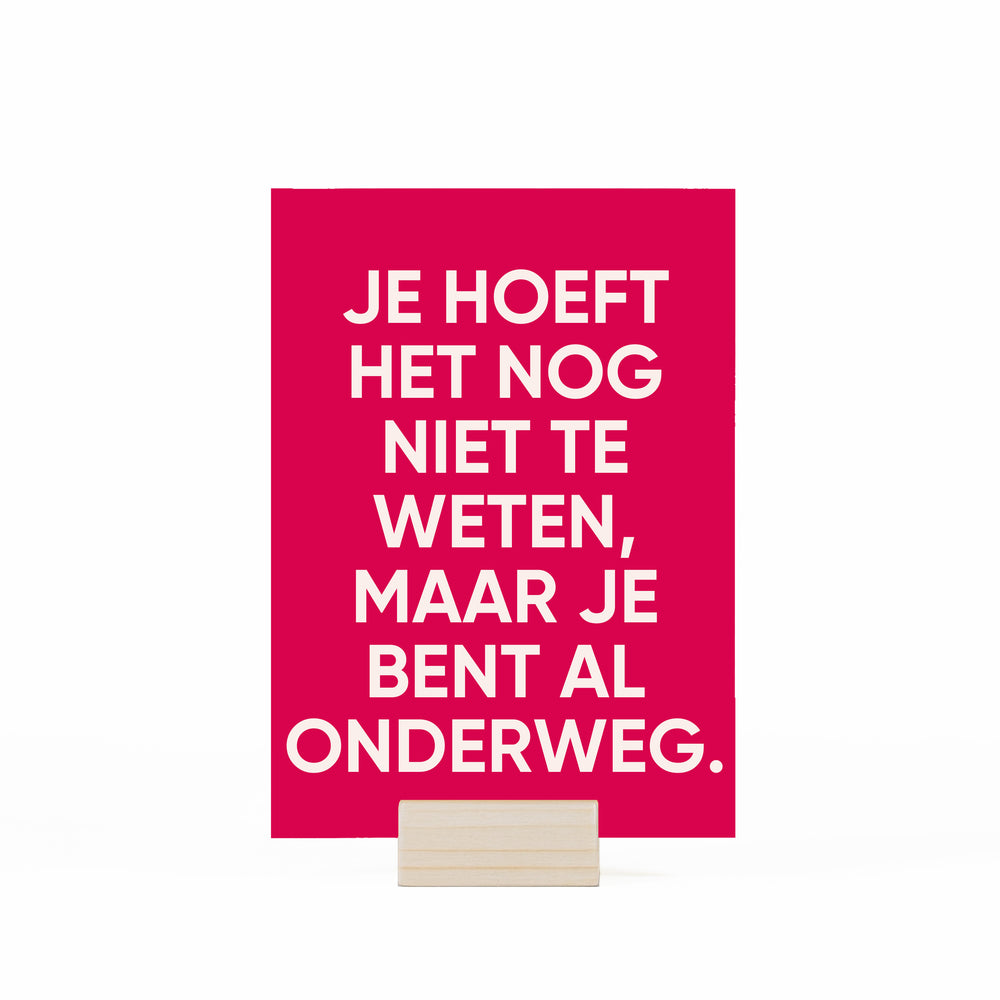 je hoeft het nog niet te weten, maar je bent al onderweg kaartje in houder op witte achtergrond