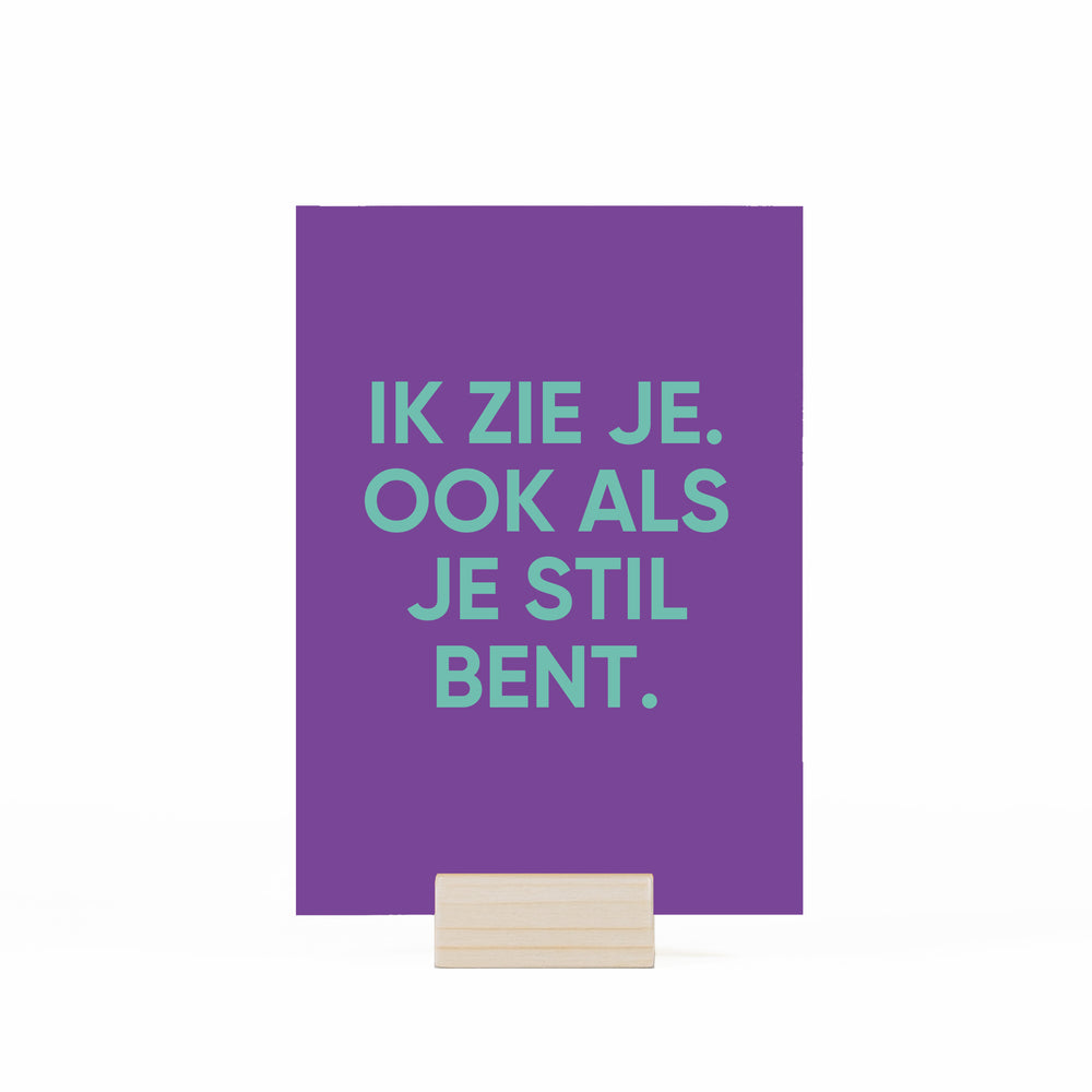 ik zie je. ook als je stil bent. kaartje in houder op witte achtergrond