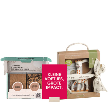 brownies, kaartje met kleine voetjes, grote impacht in houder met sophie de bijtring op witte achtergrond