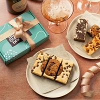 triple chocolate brownies op een schaaltje en brownie box