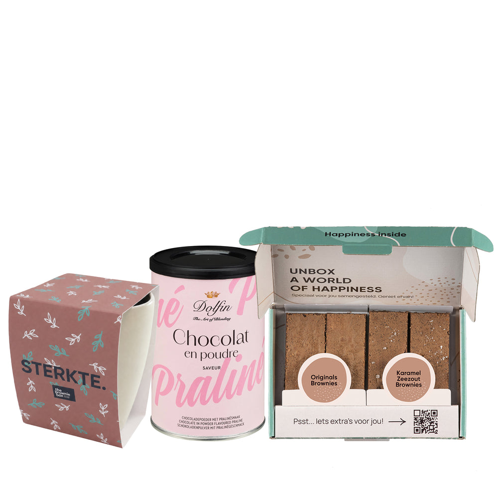 mok met sterkte sleeve, doosje met brownies en een doosje met chocolademlek poeder met praliné smaak op witte achtergrond