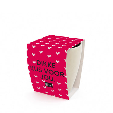 grijze mok met sleeve met tekst op een witte achtergrond