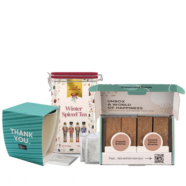 mok met sleeve, blik met thee en een brownie box op witte achtergrond.