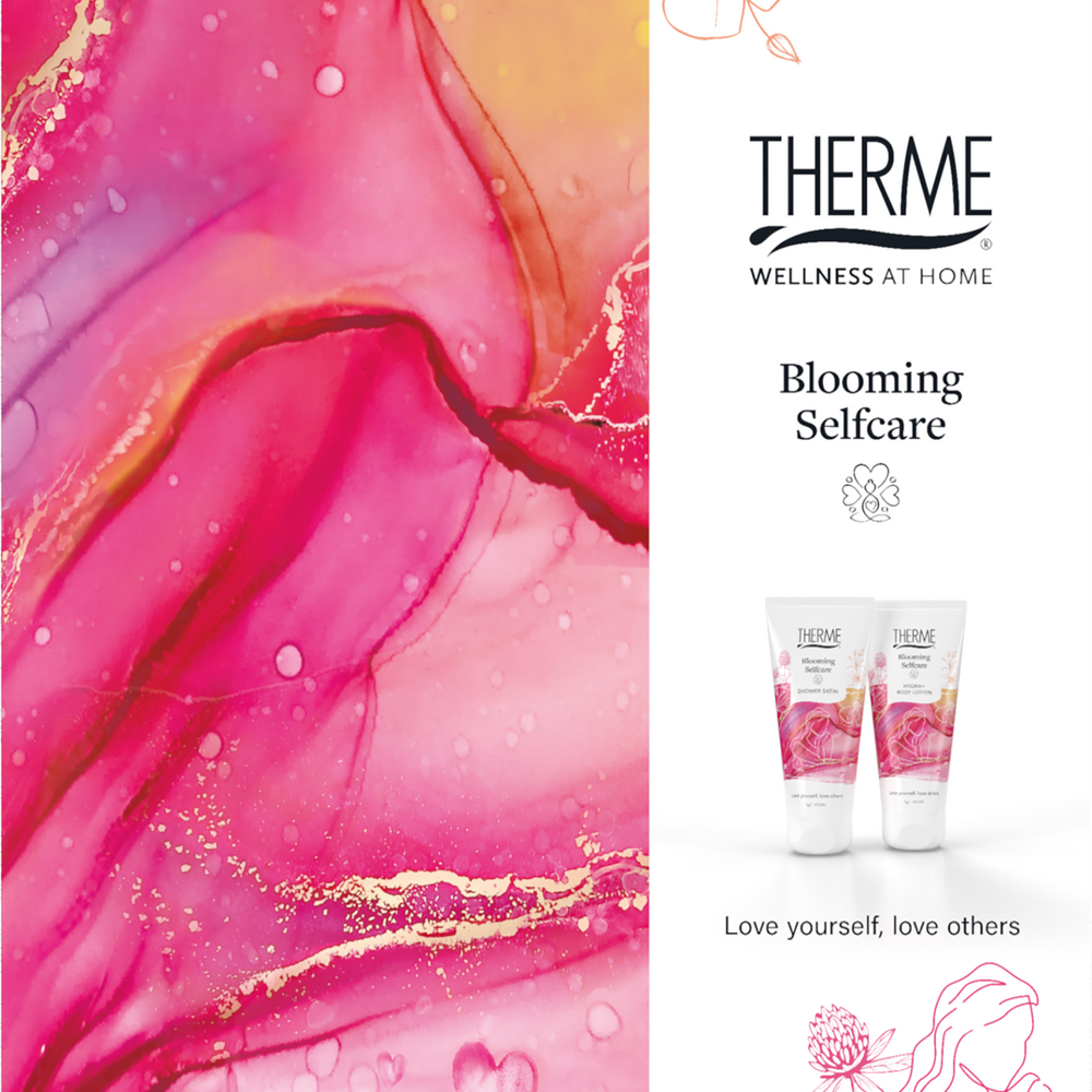 Roze Therme Blooming Selfcare cadeauverpakking met bloemendessin en afbeeldingen van douchegel en bodylotion. Een verzorgingscadeau voor een heerlijk verwenmoment voor jezelf.