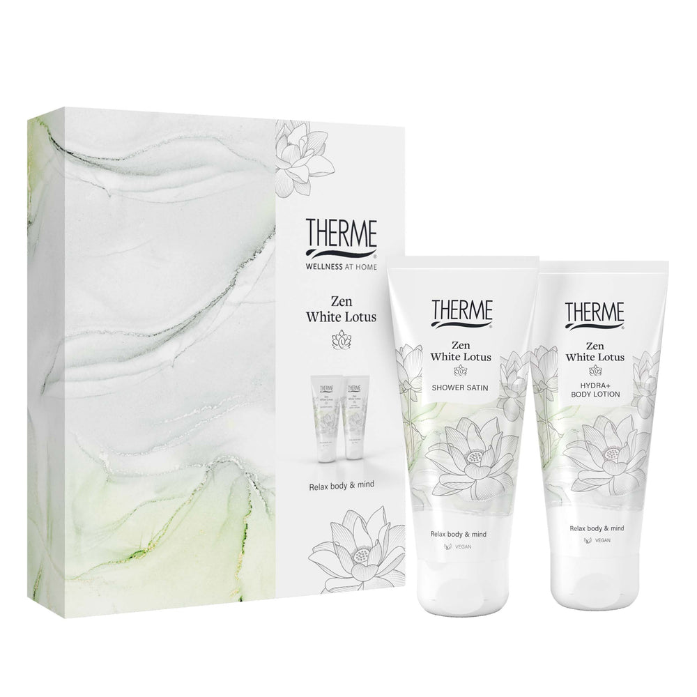 Therme Zen White Lotus geschenkset met Shower Satin douchegel en Hydra+ Body Lotion, naast een witgroene cadeauverpakking met lotusbloemen. Een verzorgingscadeau voor een ontspannen verwenmoment thuis.