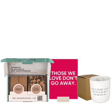 brownies, kaartje met houder en kaars op witte achtergrond