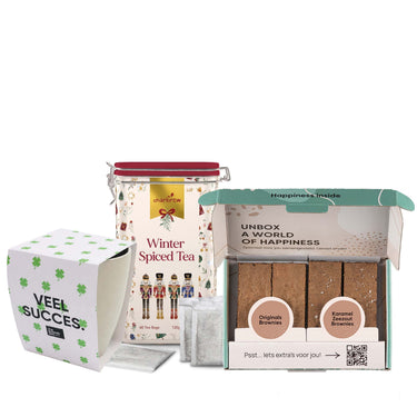 mok met sleeve blik met thee en een brownie box op witte achtergrond