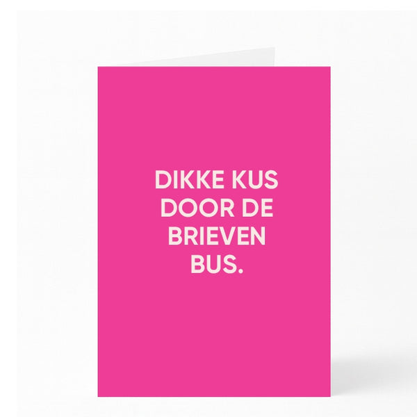 DIKKE KUS DOOR DE BRIEVENBUS