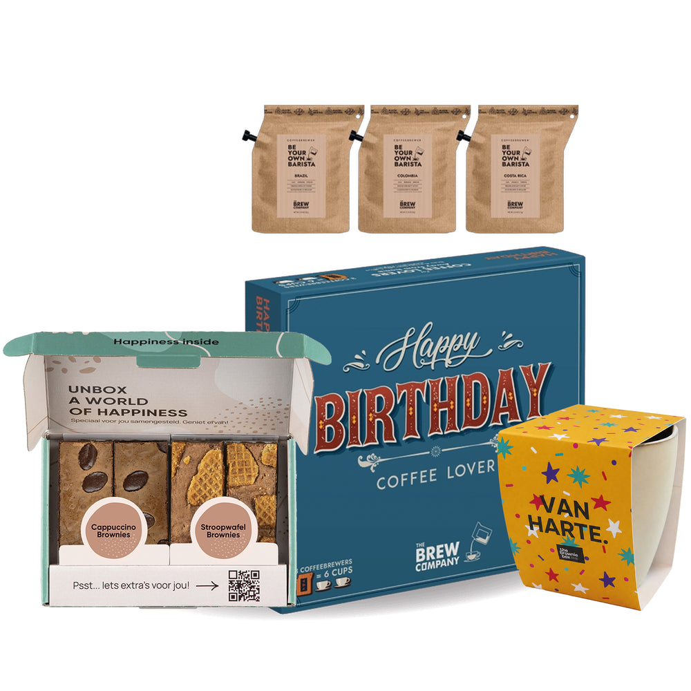 pakket met een doos brownies, een doos met koffie en een mok met een sleeve op witte achtergrond