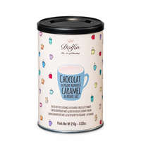 Warme chocomelk met gezouten karamel smaak op een witte achtergrond